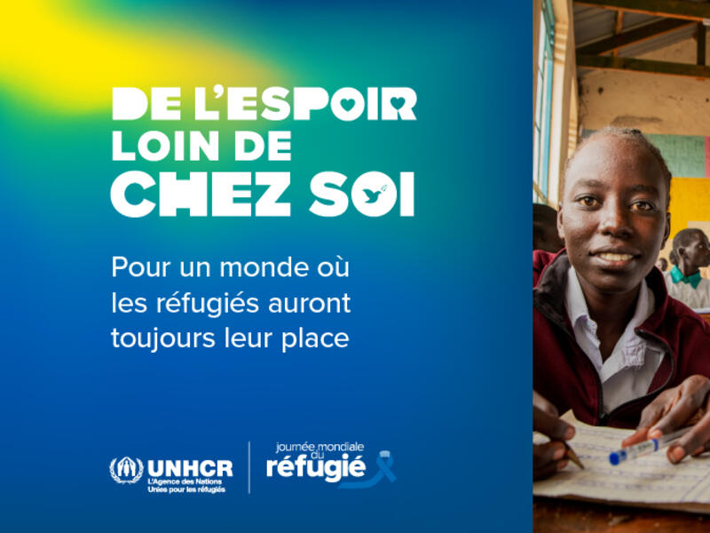 Deux filles assises à un bureau dans une salle de classe. Sur la gauche, un texte indique "L'espoir loin de chez soi".