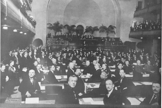 Black and white photo of a conference of the League of Nations 