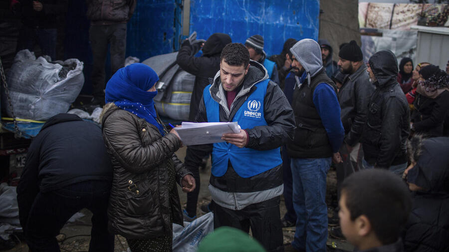 Un employé du HCR s’entretient avec une réfugiée syrienne au Liban. 