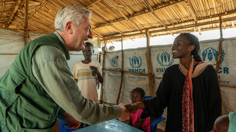 Filippo Grandi shakes hands with Dalia, both smiling.