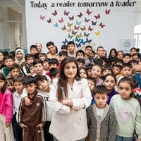 Негара Назарӣ, ғолиби минтақавии соли 2025 дар минтақаи Осие Ва Уқенуси Ором, бо шогирдонаш дар маркази таълимии Ариана.