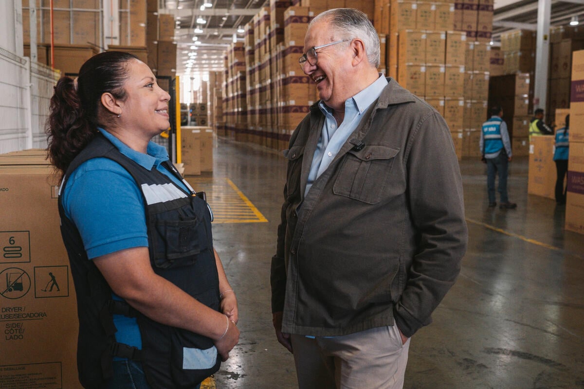 Пабло Морено знакомится с Мэри, беженкой из Сальвадора, во время экскурсии по распределительному центру Mabe.