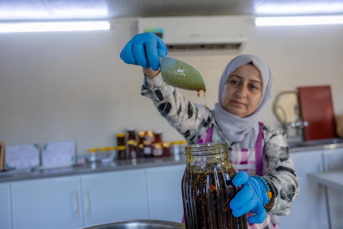 Нафия, сирийская беженка, руководит проектом Jam Sisters в лагере беженцев Домиз. Начатый организацией "Цветок лотоса", основанной лауреатом Нансеновского конкурса УВКБ ООН Табан Шореш, в настоящее время в проекте работают 5 женщин, которые производят и продают джем местным жителям.