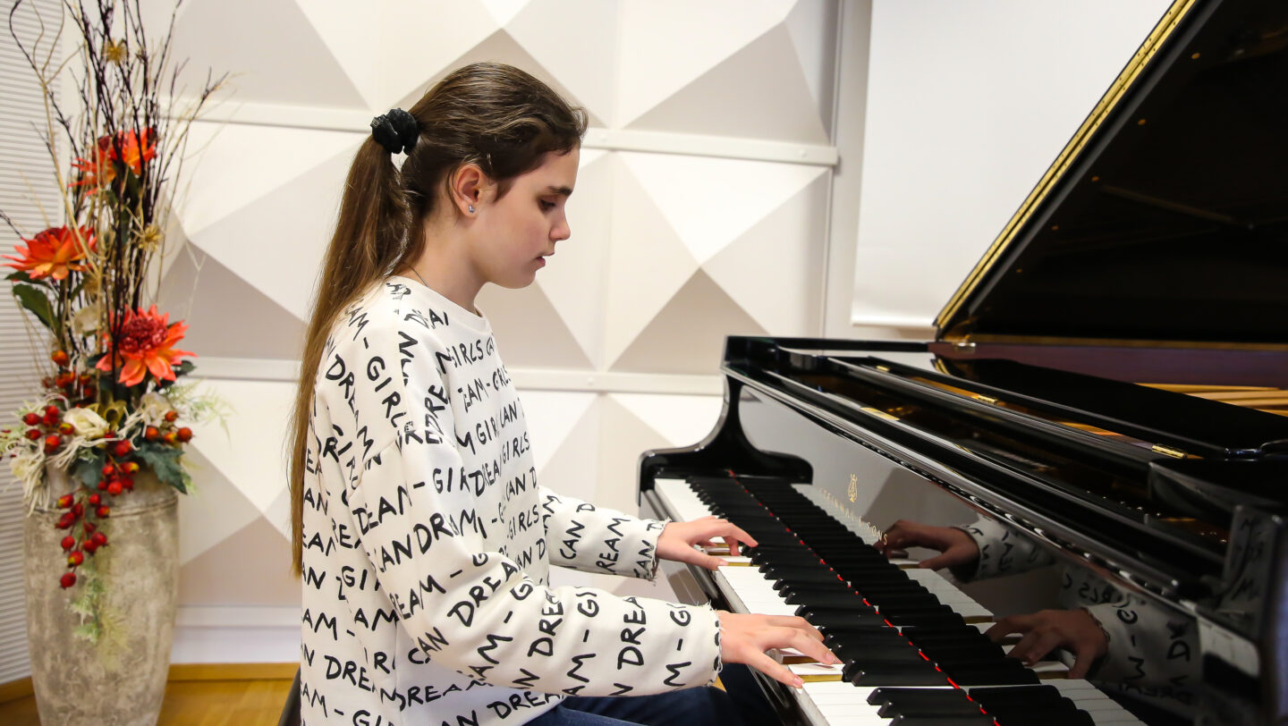 Slovenia. Ukrainian teenager touches Slovenians with sensitivity at the pian