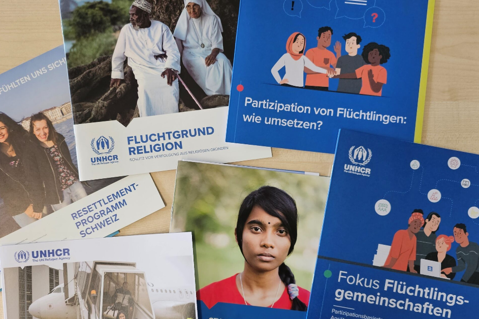 Das Foto zeigt verschiedene UNHCR Brochüren auf einem Tisch.