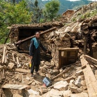 Rahmatullah a perdu sa mère et son fils lors du tremblement de terre qui a frappé la province de Kunar, dans l'est de l'Afghanistan, en août 2025