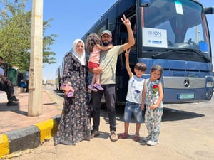 Ahmed et sa famille arrivent au poste frontière de Jdaidet Yabous le 29 juillet 2025, à leur retour du Liban, en route vers leur ancienne maison à Idleb, en Syrie.
