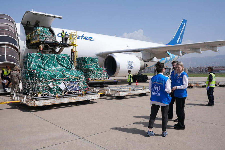 Das UNHCR-Team im Libanon erhält einen Lufttransport mit mehr als 11.000 lebenswichtigen Hilfsgütern.