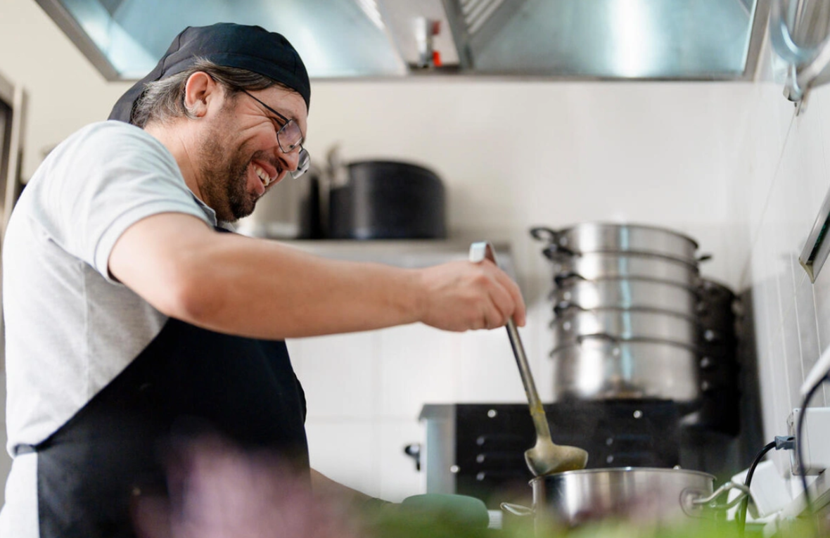 Osman bei der Zubereitung der türkischen Linsensuppe Mercimek Çorbası.