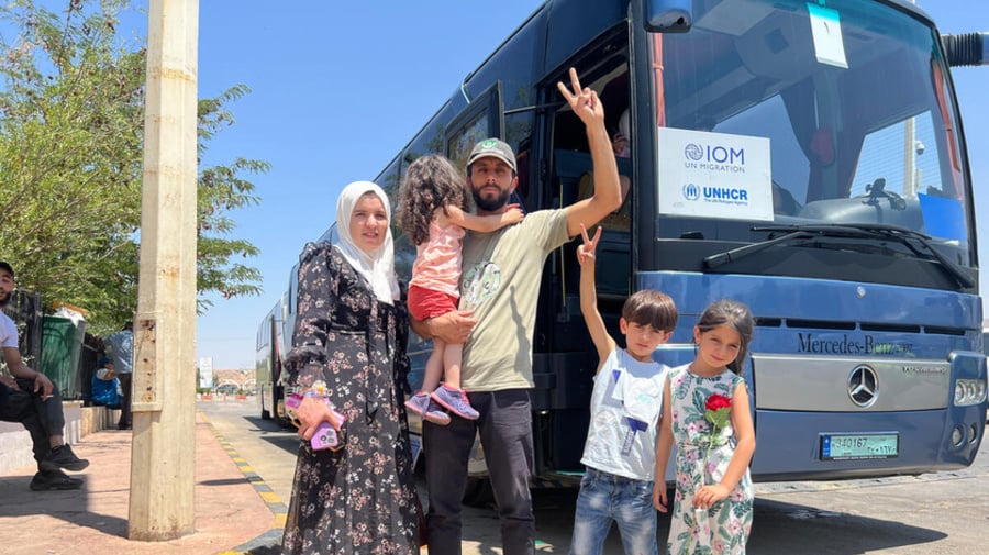 Ahmed et sa famille arrivent au poste frontière de Jdaidet Yabous le 29 juillet 2025, à leur retour du Liban, en route vers leur ancienne maison à Idleb, en Syrie.