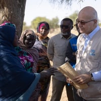 Chad: High Commissioner at the community gardens in Farchana