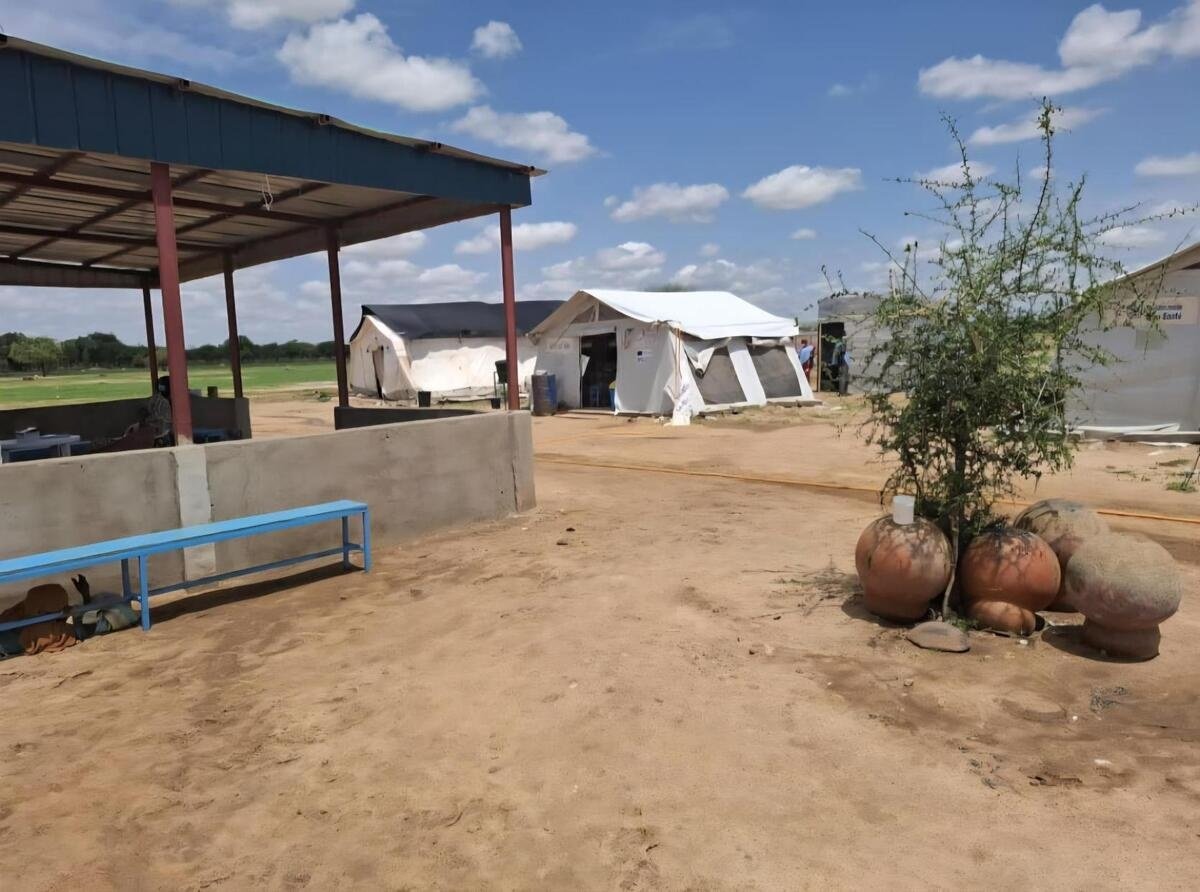 Chad. Patient care facilities for the response to the cholera epidemic at the Dougui refugee site.