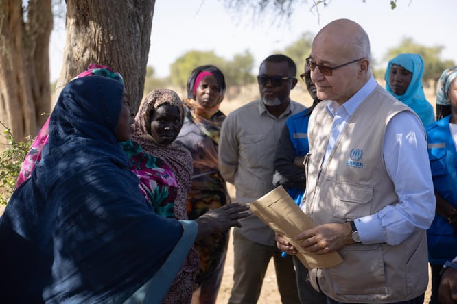 Chad: High Commissioner at the community gardens in Farchana