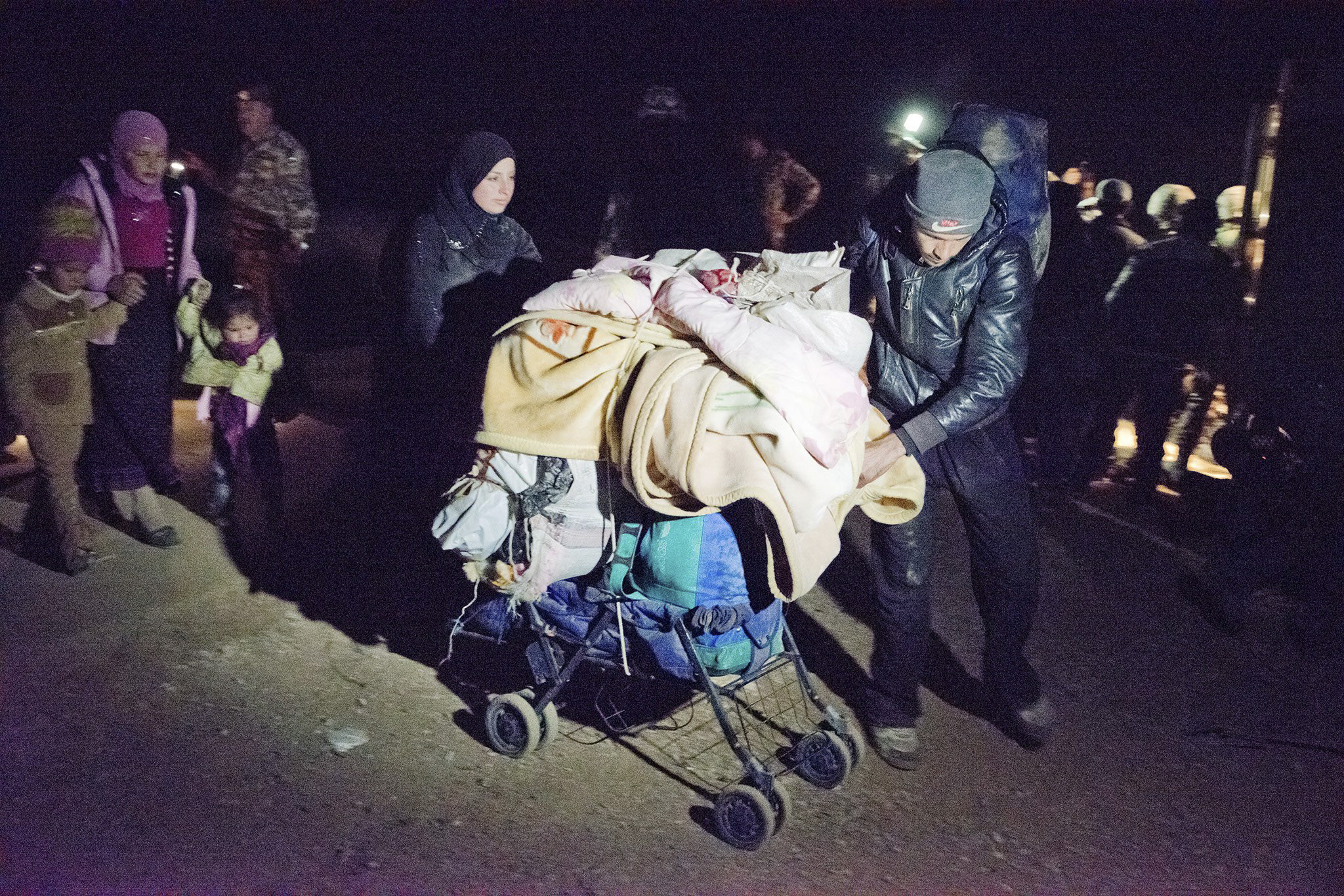 难民署高级专员访约旦边境，见证叙利亚逃亡者摸黑抵埗
