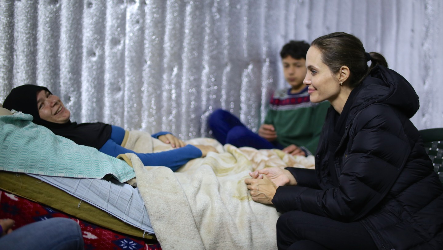 联合国难民署特使安吉丽娜•朱莉探访黎巴嫩的叙利亚难民。© UNHCR/L.Knott