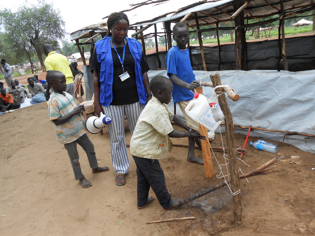 在南苏丹，向难民发放抗疫的简单讯息得出显著效果