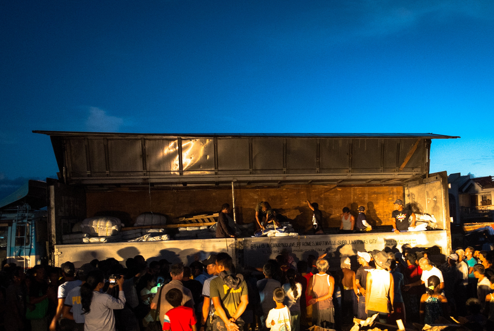 台风海燕: 联合国难民署救援物资，从机场赶送灾区