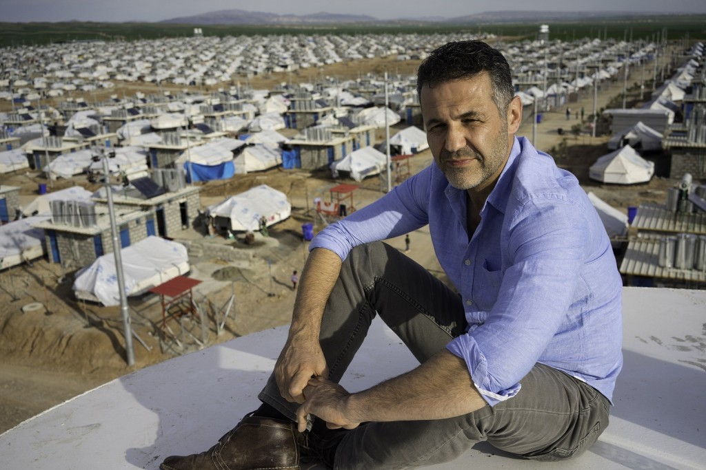 Khaled Hosseini出访伊拉克的叙利亚难民，敦促全球支援