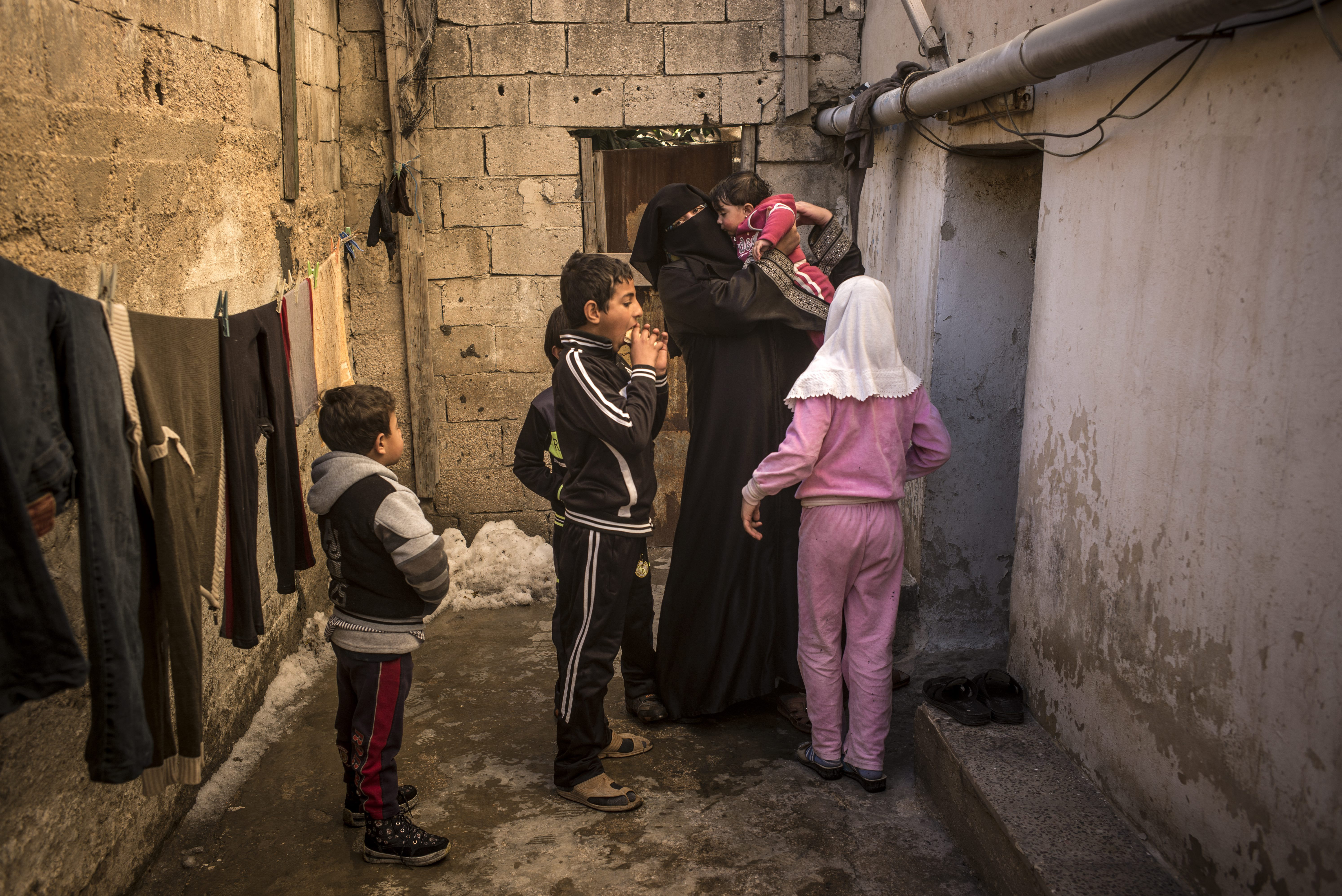 在约旦难民营的保护伞外，叙利亚家庭奋力求存
