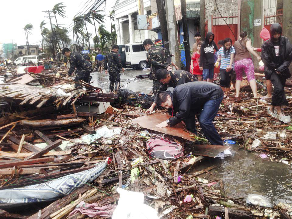 联合国难民署发放物资及帐篷给受海燕台风影响的菲律宾民众