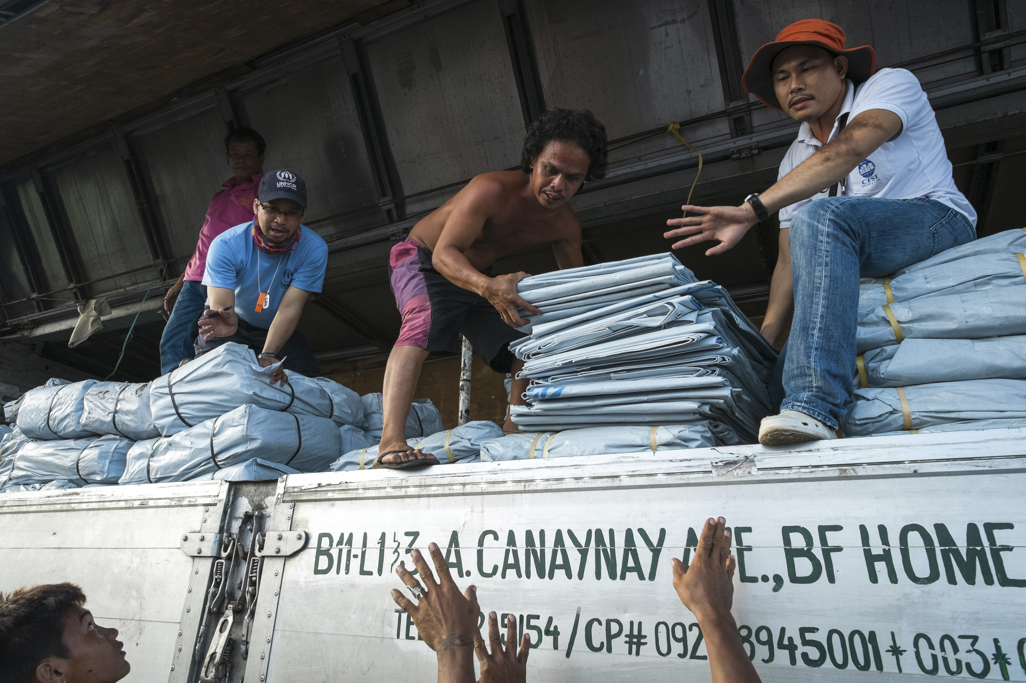台风海燕袭菲律宾 联合国难民署为灾民补给所需