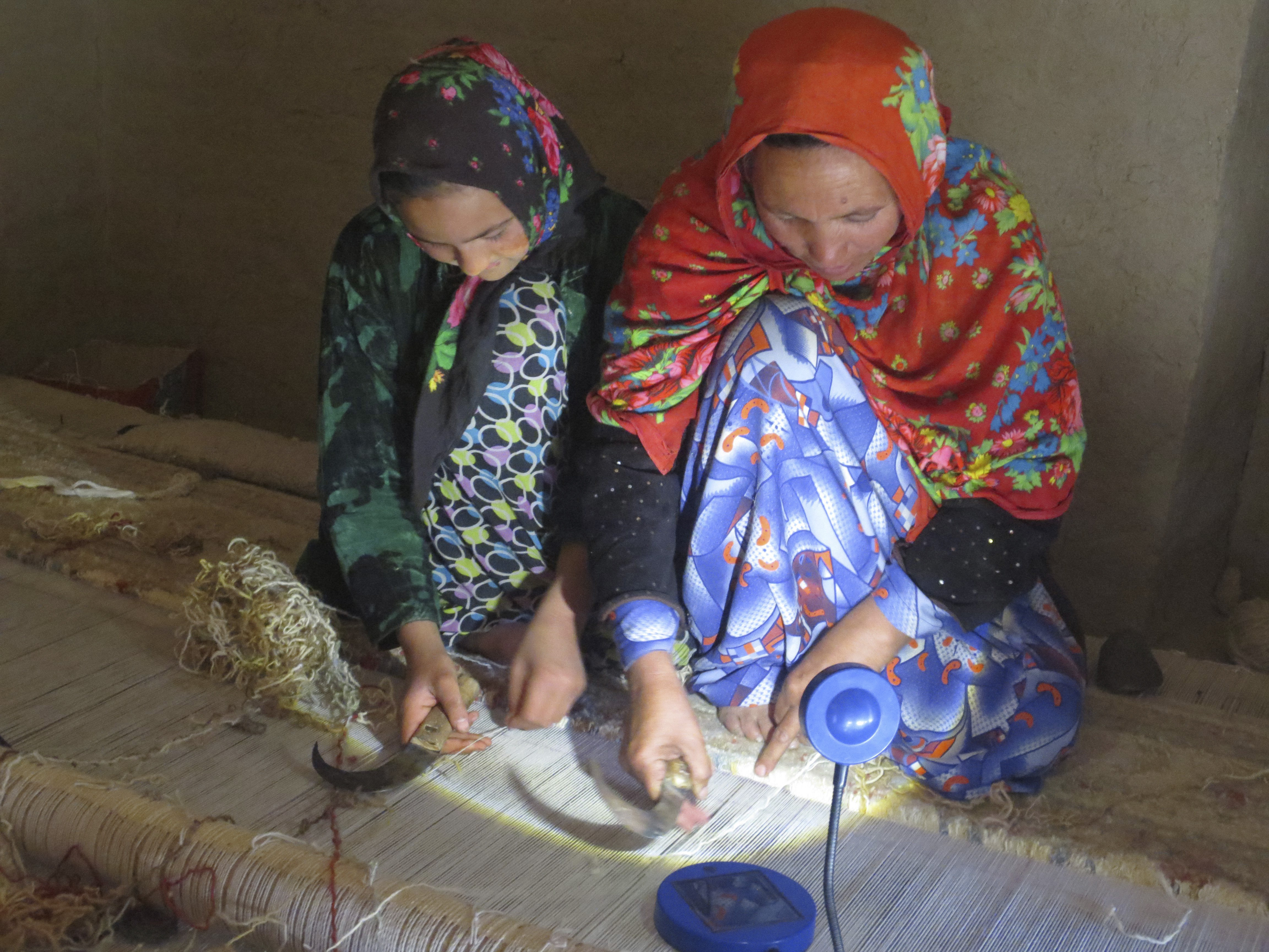 阿富汗寡妇在联合国难民署协助下编织新生活