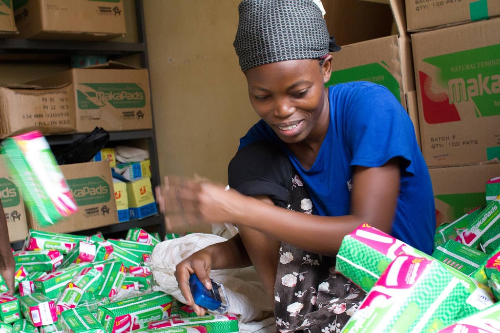 纸莎草纸和废纸：给予乌干达难民女性每月的祝福