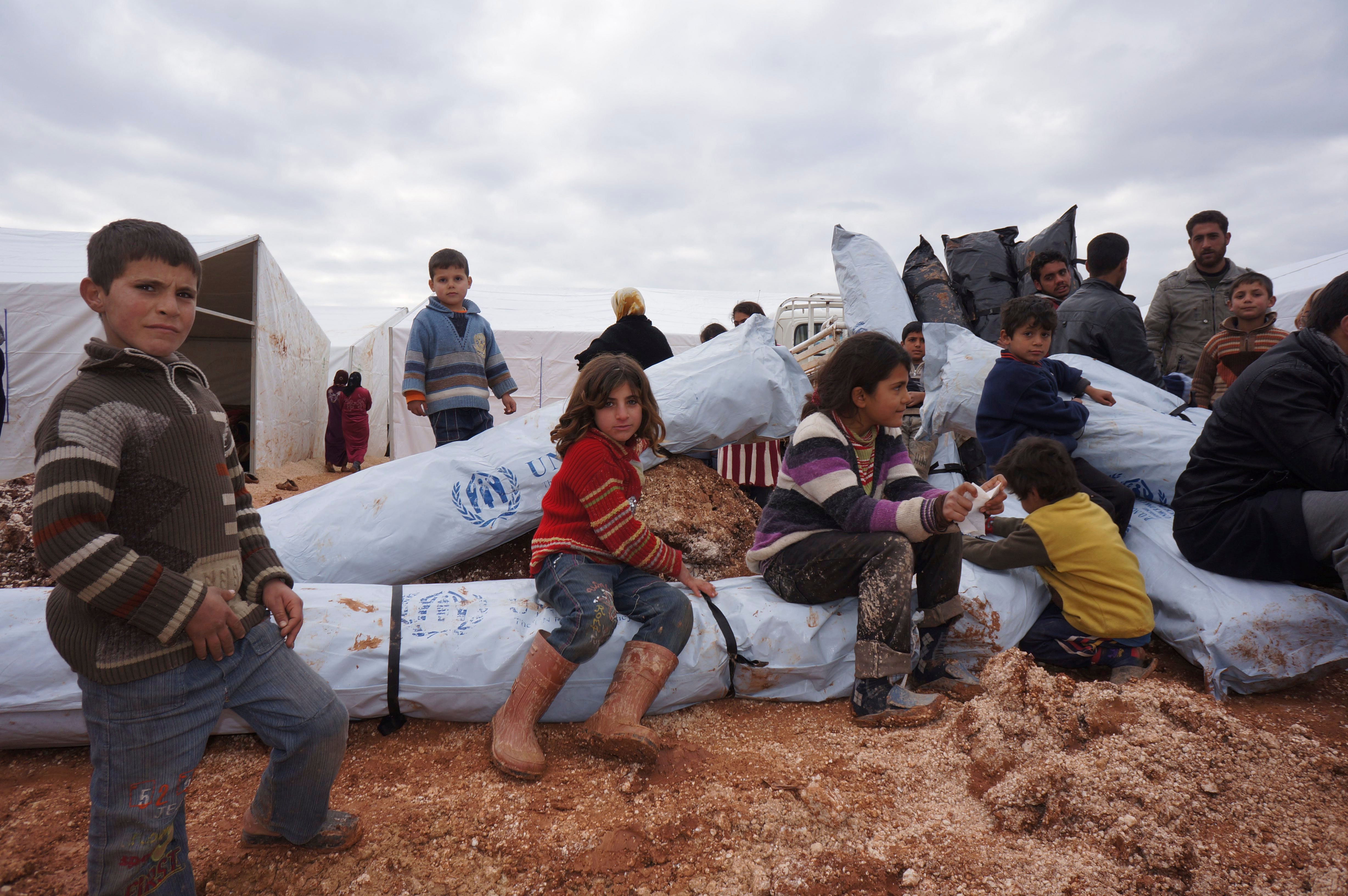 联合国难民署在霍姆斯近郊地区向数以千计叙利亚平民提供救援