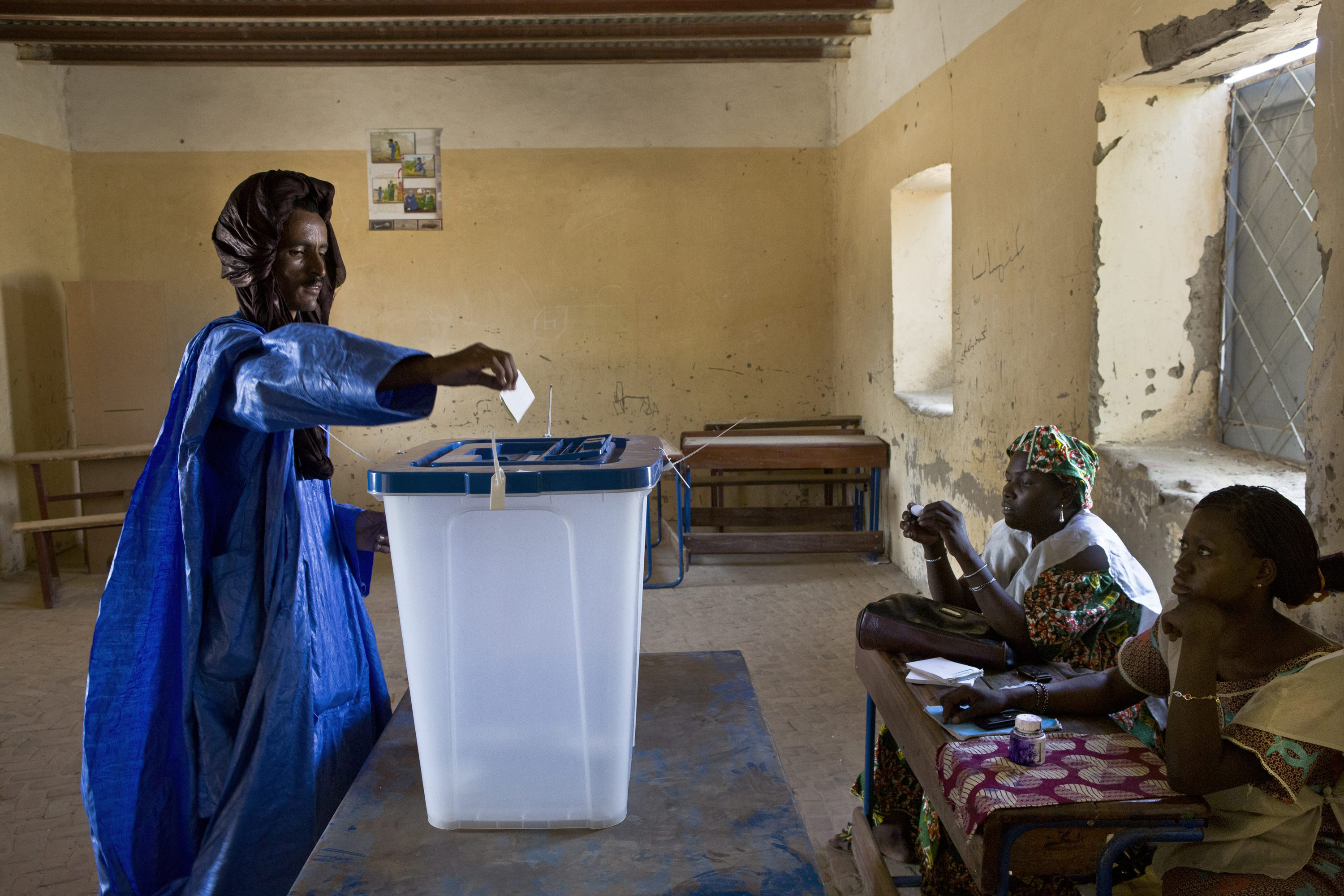 马里难民 为第二轮总统选举投票