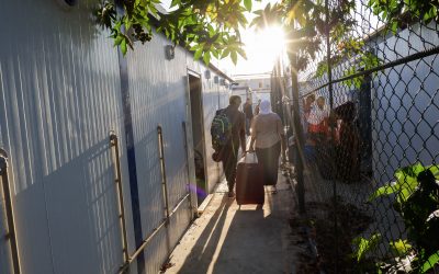 第一批难民从利比亚新的离境设施撤离