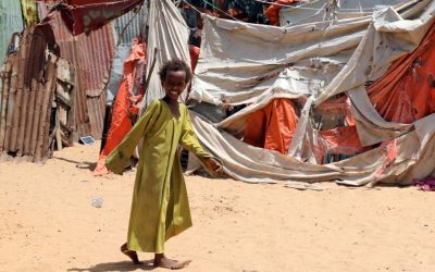 在新冠肺炎疫情的威胁下，冲突和严重洪水迫使成千上万的索马里人逃离家园