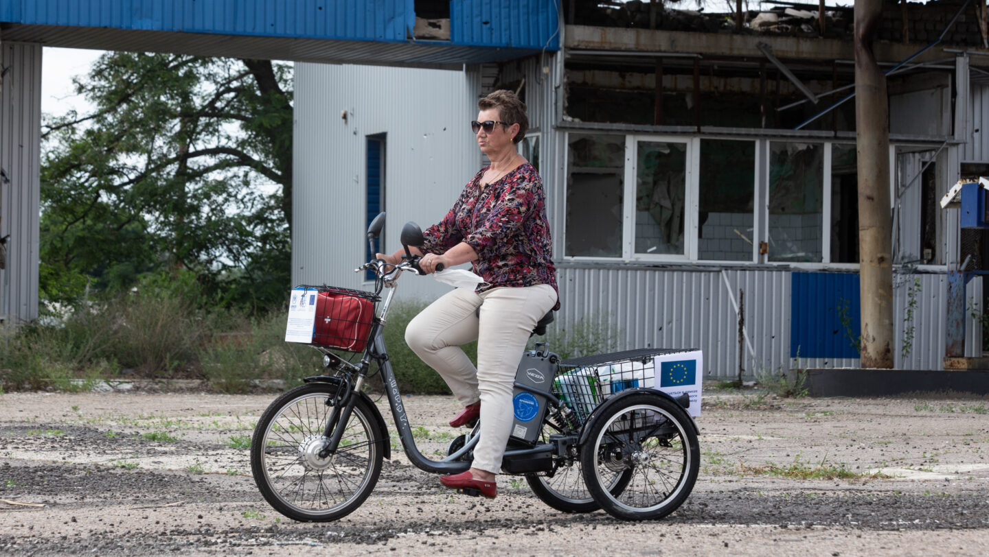 Ukraine. Volunteer cyclists deliver aid to isolated communities