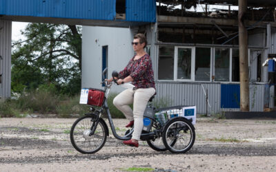 志愿者骑电动三轮自行车，向乌克兰东部孤立无援的社区派送援助