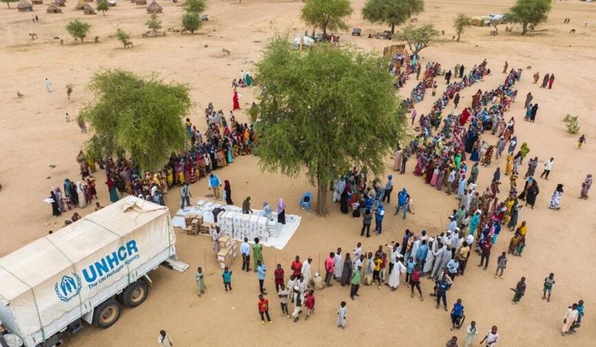 乍得瓦达伊区 新抵达的苏丹难民等待分发救济物资 © UNHCR