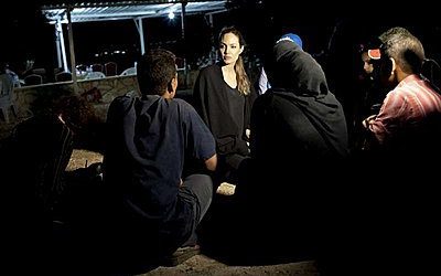 Ο Ύπατος Αρμοστής του ΟΗΕ για τους Πρόσφυγες, Antonio Guterres, και η Ειδική Απεσταλμένη Angelina Jolie επισκέπτονται πρόσφυγες στην Ιορδανία