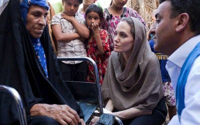 Η Angelina Jolie ζητά υποστήριξη στους Σύριους πρόσφυγες και τους Ιρακινούς επαναπατρισθέντες