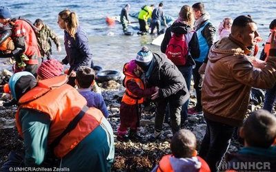 Οι αφίξεις στη Μεσόγειο έφτασαν τις 300.000 φέτος: η Υ.Α. καλεί για νόμιμες οδούς και επιτάχυνση της μετεγκατάστασης