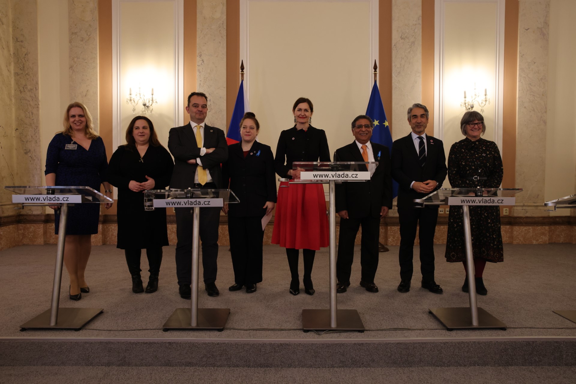 Na fotografii zleva: Petra Srdínková, Komunitní uprchlické centrum Kalyna; Magda Faltová, Sdružení pro integraci a migraci; Jurgen Van Meirvenne, velvyslanec Belgie v České republice; Nicole Epting, představitelka UNHCR pro střední Evropu; Klára Šimáčková Laurenčíková, vládní zmocněnkyně pro lidská práva; Ajmal Khybari, vedoucí české kanceláře UNHCR; Bijan Sabet, velvyslanec USA v České republice a Kateřina Štěpánková, vrchní ředitelka sekce zaměstnanosti, Ministerstvo práce a sociálních věcí. Photo: Jakub Žák / WHO