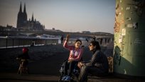 Flucht im Rollstuhl – Neue Hoffnung für syrisches Mädchen