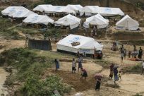 Die ersten Rohingya-Flüchtlinge ziehen in neue Notunterkünfte