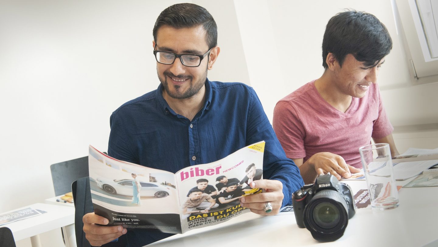 Flüchtlinge tauchen im Medienkurs des österreichischen Magazins „Biber“ in die Welt des Journalismus ein.