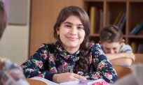 Ein irakisches Mädchen konzentriert sich ganz auf Deutsch