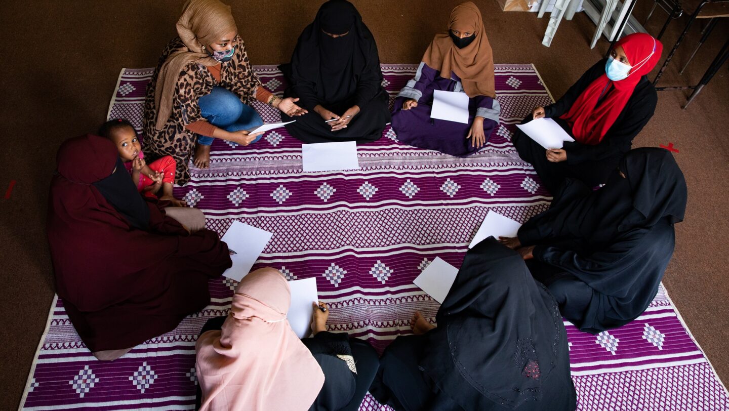 Naima leitet eine Selbsthilfegruppe mit anderen somalischen Flüchtlingsfrauen. In den Sitzungen können die Frauen über ihre Erfahrungen mit geschlechtsspezifischer Gewalt sprechen und sich gegenseitig Kraft geben. © UNHCR/Patricia Krivanek