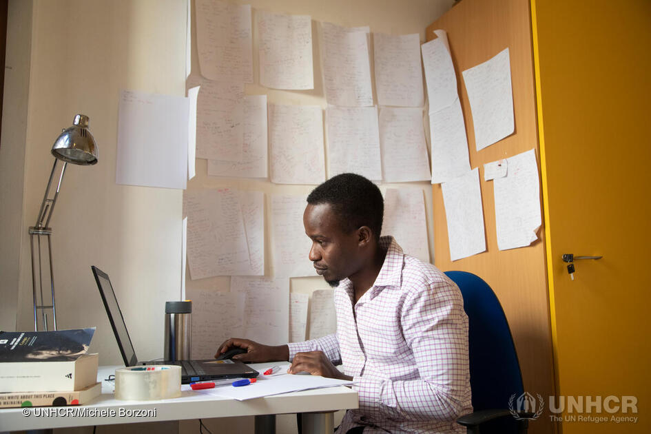 Jules, ein 26-jähriger Student aus der Demokratischen Republik Kongo, lernt in seiner Wohnung in Florenz.