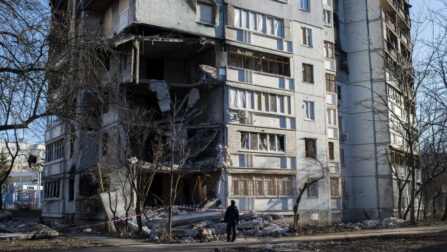 Ein zerstörtes Gebäude im Stadtteil Saltivskyi in Kharkiv.