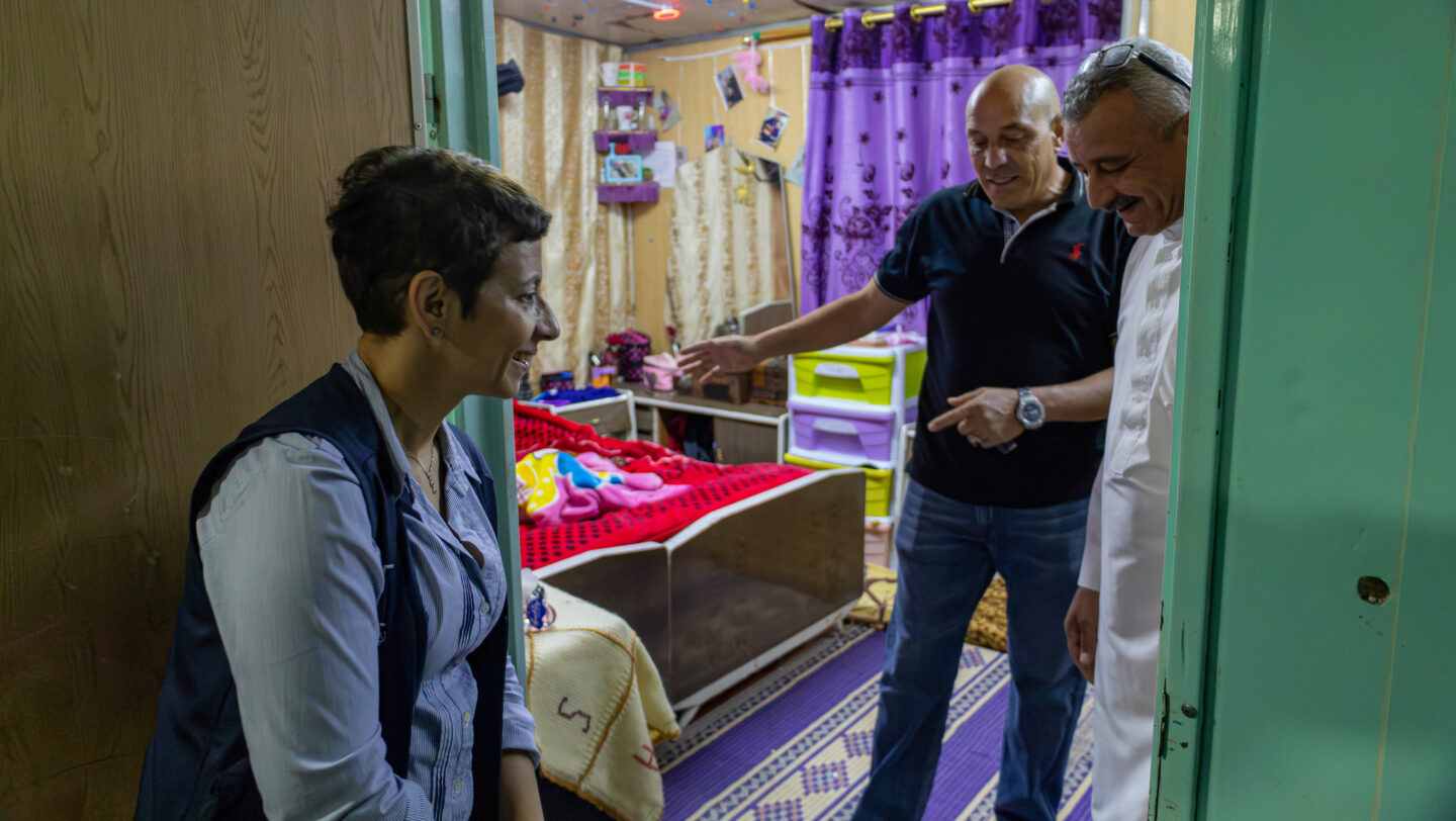 Jordanien. Die EU-Botschafterin in Jordanien und die Korrespondentin von Roya TV verbringen eine Nacht mit Flüchtlingen in Zaatari.