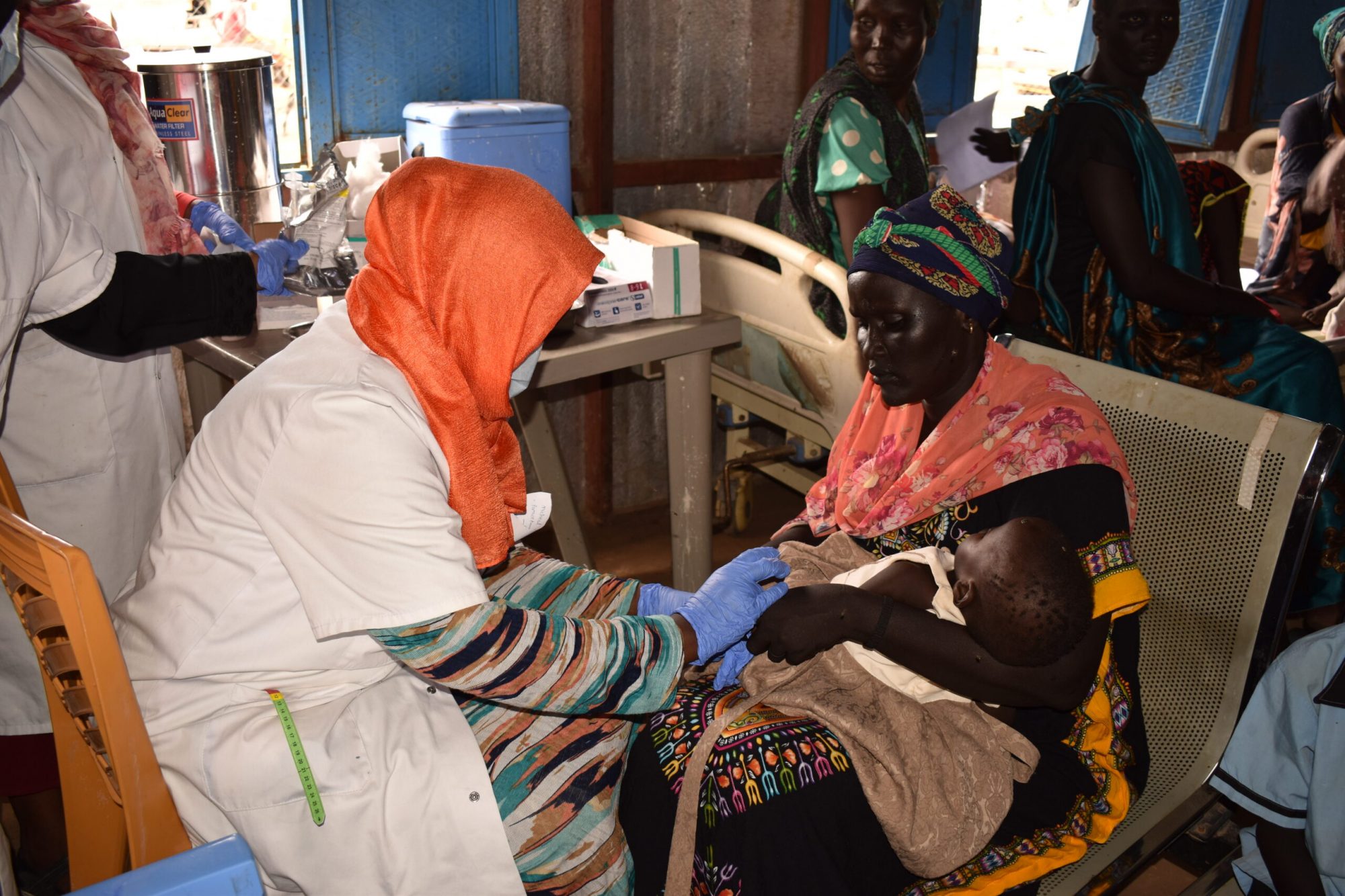 Eine Krankenpflegerin kümmert sich um ein maserngefährdetes Baby in einem Gesundheitszentrum in einem Flüchtlingslager im Sudan.