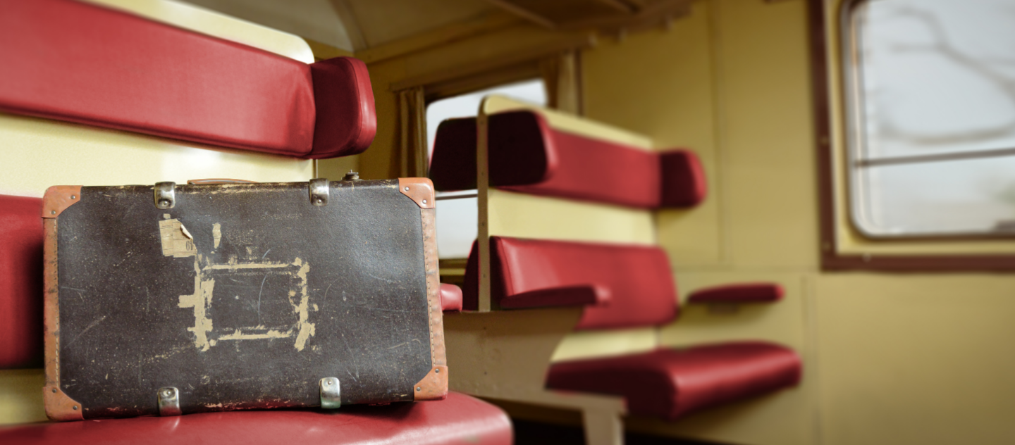 Ein Koffer in einem Zug. Das Bild steht symbolisch für den Langen Tag der Flucht.