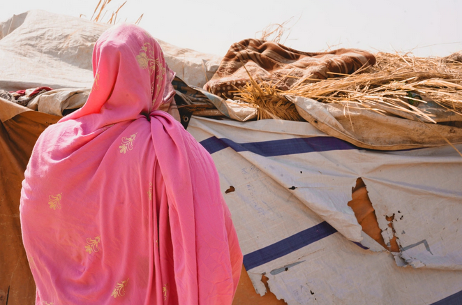 UNHCR Salma se tient devant l’abri de fortune dans l’est du Tchad