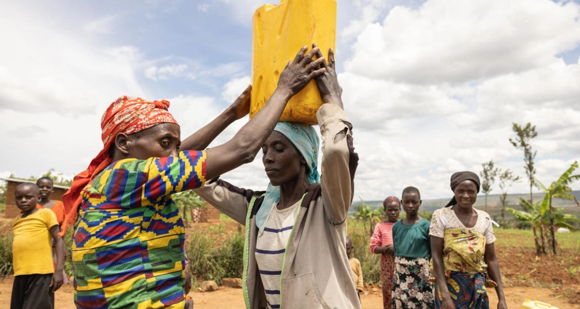 Frauen sammeln Wasser in der Flüchtlingssiedlung Nakivale, Uganda.